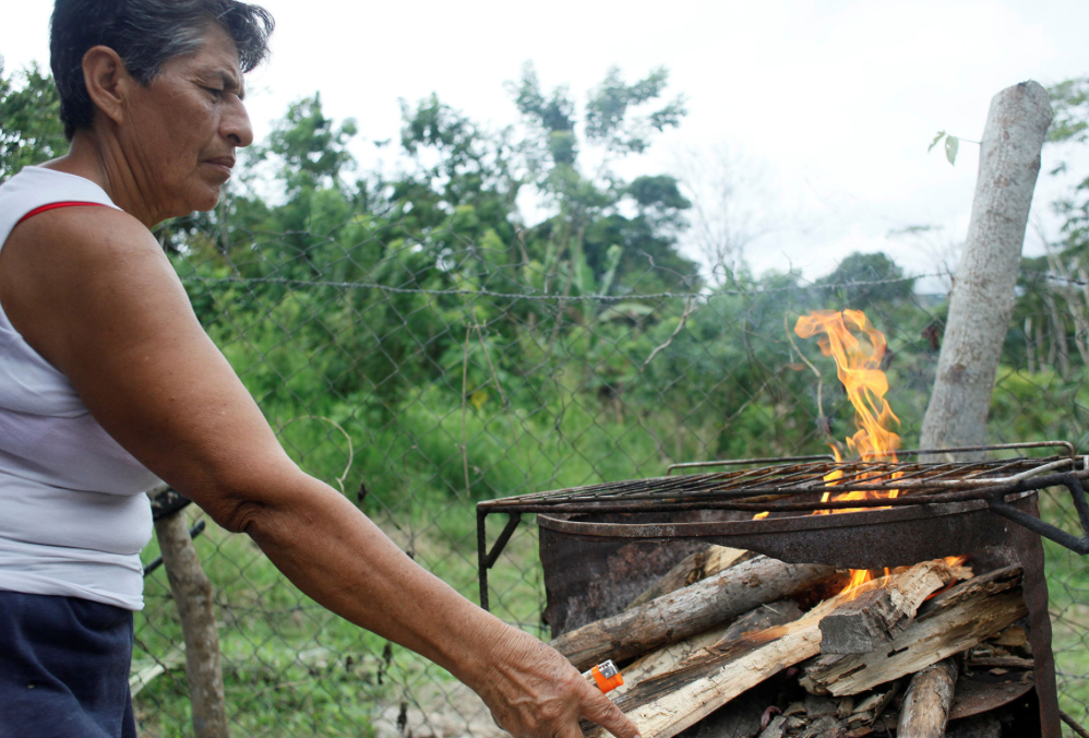 Postales de la escasez: en el país del petróleo, los venezolanos cocinan con leña porque no tienen gas