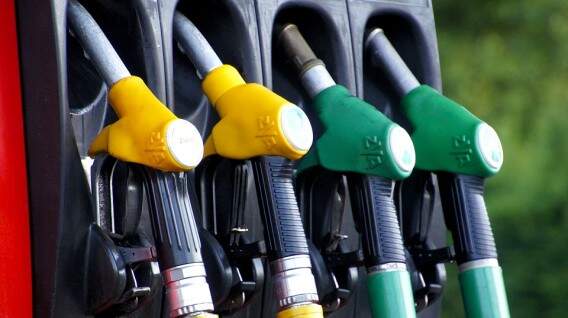 Precios de combustibles de referencia bajan hasta 4% por galón, según Opecu