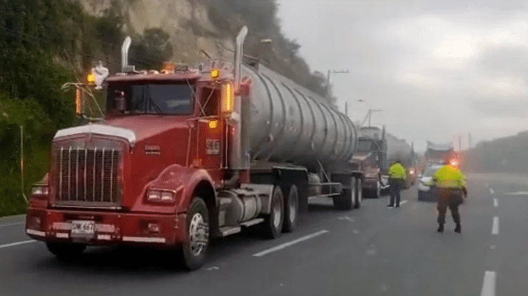 Ecuador autorizó paso de vehículos de carga GLP por emergencia en vía Panamericana