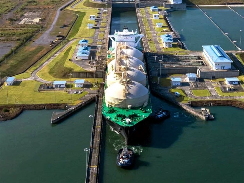 Navios-tanque de GNL (Gás Natural Liquefeito) e GLP (Gás Liquefeito de Petróleo) evitam o Canal do Panamá e navegam pelo Canal de Suez e o Cabo da Boa Esperança.