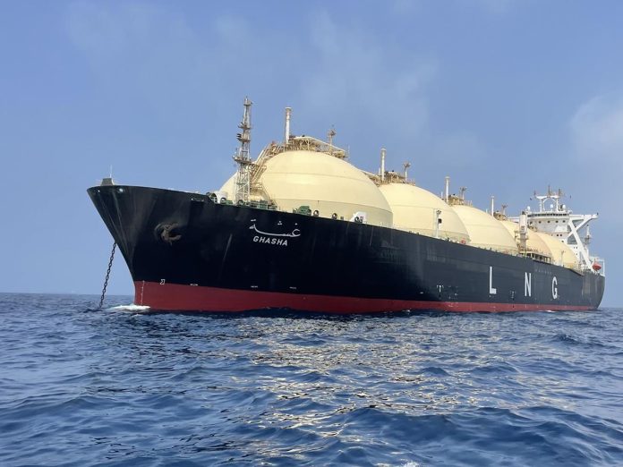La UE aprueba sus primeras sanciones contra el gas natural licuado y buques rusos