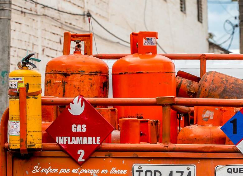 Bandas reenvasan pipetas de gas para monopolizar la venta en los barrios de Medellín