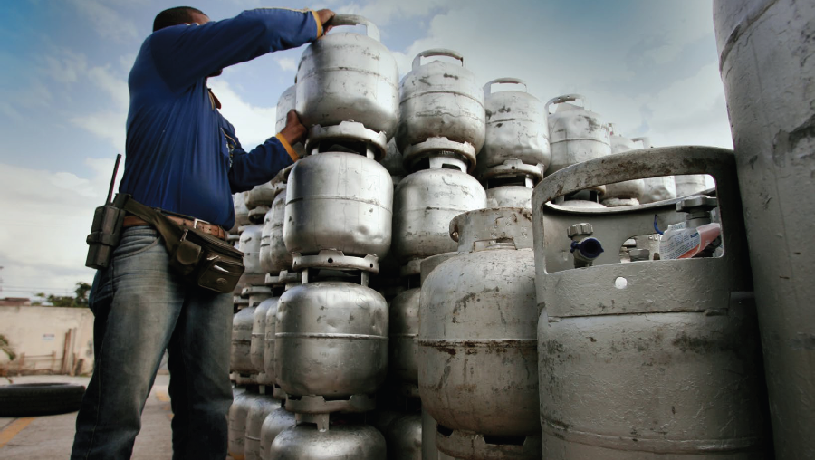 Os cubanos estão fazendo longas filas para comprar gás liquefeito em meio ao apagão geral