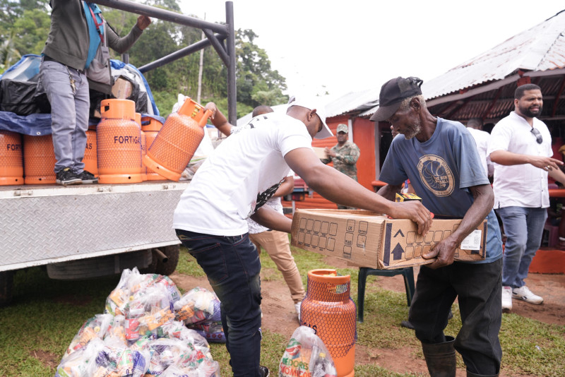 Entrega de utensílios de cozinha para erradicar o uso de lenha e carvão nos lares de El Valle, Hato Mayor