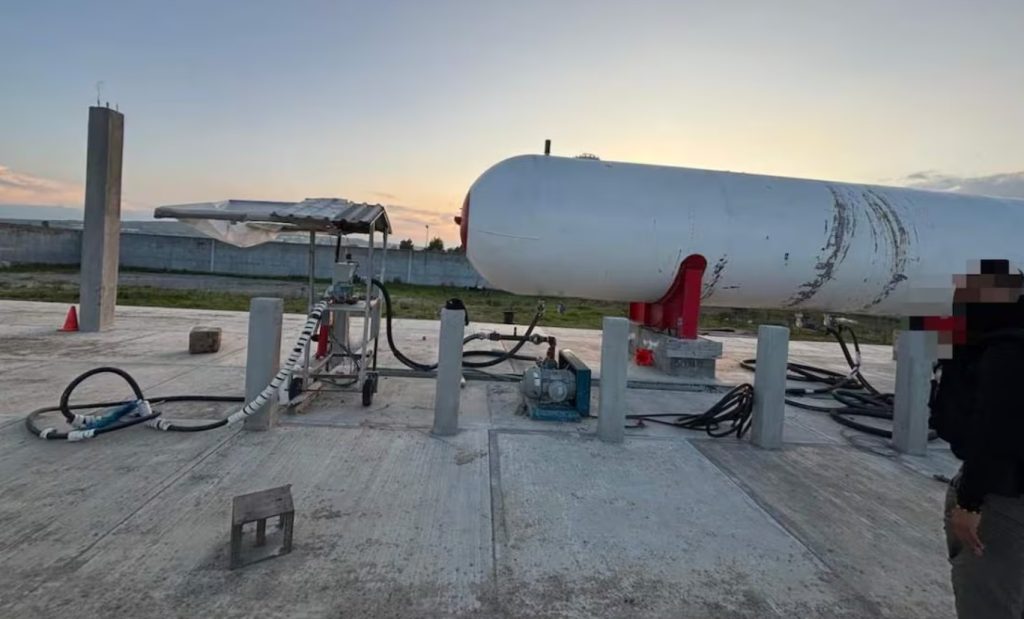 Aseguran predio donde extraían gas licuado en Hidalgo; decomisan más de 22 mil litros de combustible