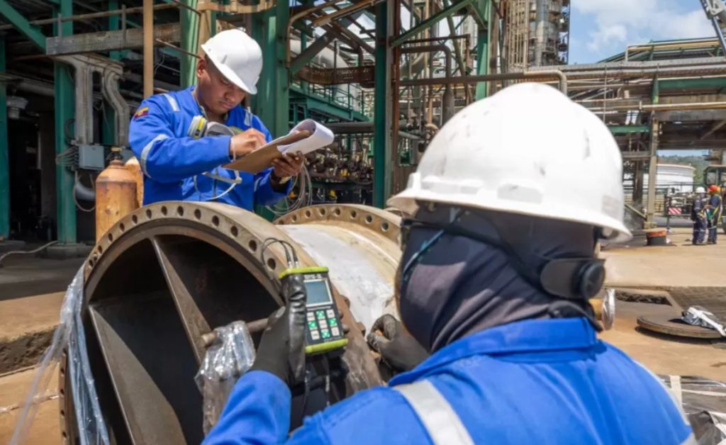 A Refinaria de Esmeraldas recupera unidade chave e inicia provas de funcionamento