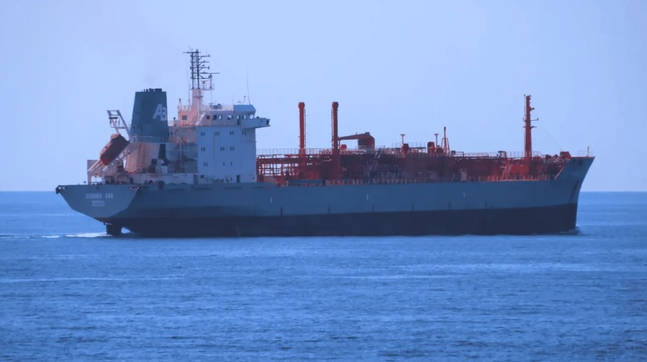 Um navio-tanque de Cuba carrega gás na Venezuela com anuência dos EUA