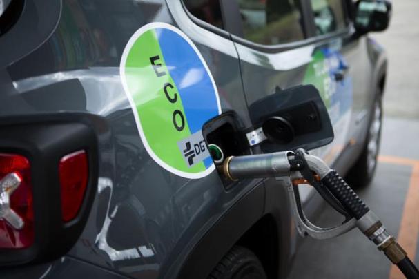 Metade do gasto com gasolina e mais de 1.000 quilômetros de autonomia sem depender de tomadas: os carros bifuel ganham terreno