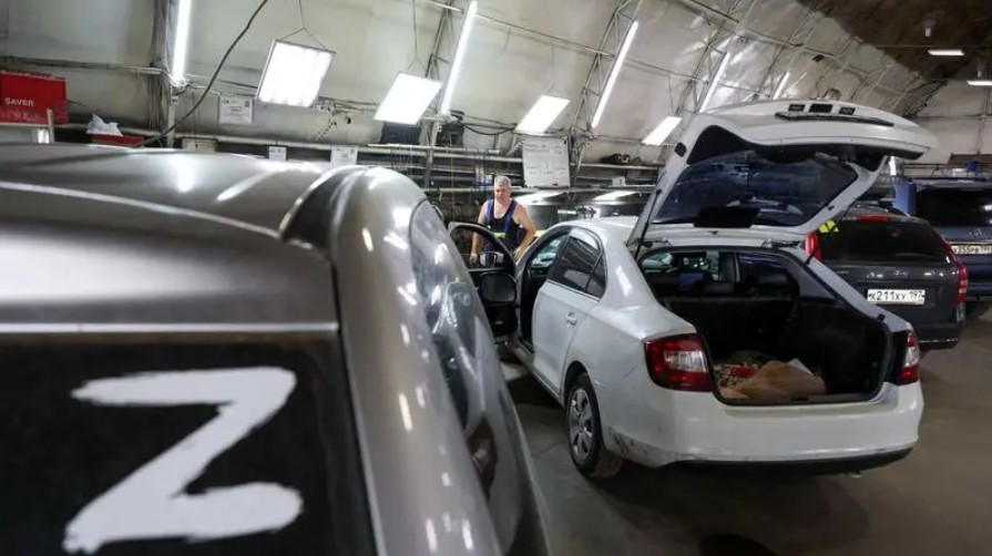 Russos correm para adaptar seus veículos para funcionar com GLP diante da escassez de gasolina