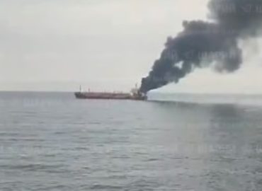 Navio gaseiro em chamas