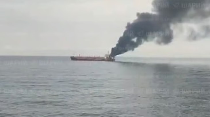 Navio-tanque de GLP em chamas diante da Romênia após aparente ataque russo