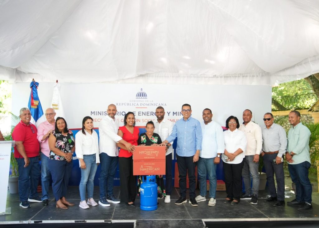 Energia e Minas destaca substituição do uso de lenha e carvão por fogões a GLP em 125 residências de Bahoruco