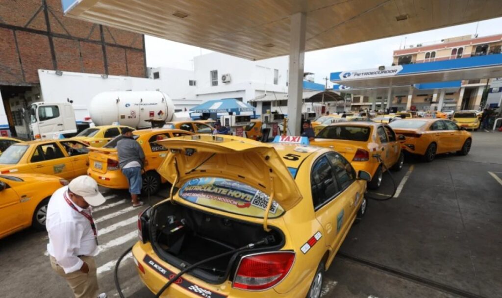 Taxistas de Guayaquil enfrentam filas em postos de combustíveis por falta de GLP
